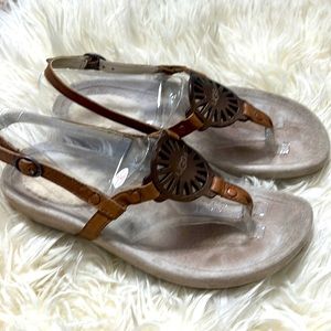 UGG HALENDI SUEDE and LEATHER SANDAL.